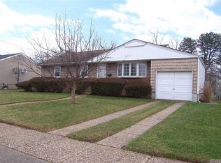 18 Saxon Rd, Farmingdale, NY 11735