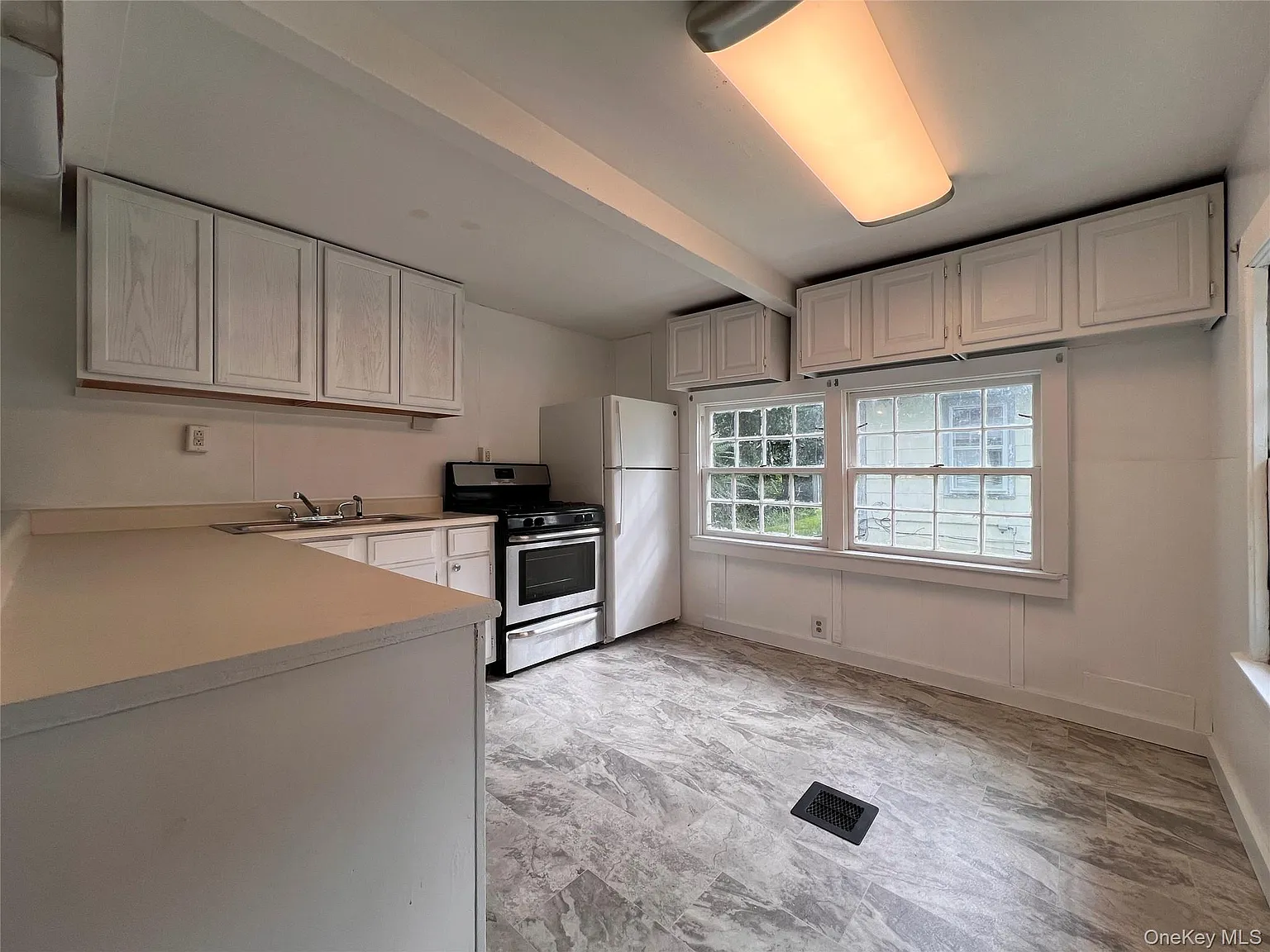 2 bed, 1.0 bath, 800 sqft, $1,200 — Photo 2