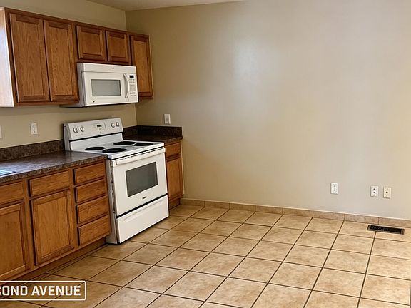 5th image of 213 13th Ave NW