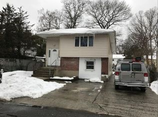 19 Leigh St, Huntington, NY 11743