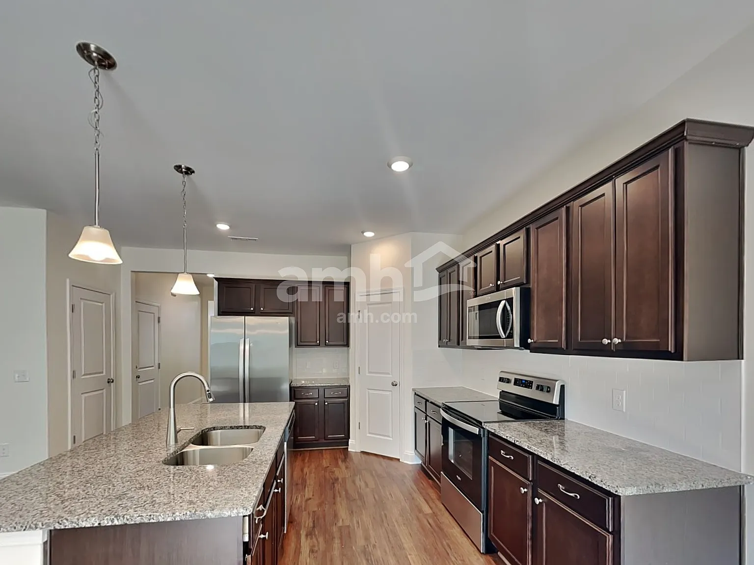 4 bed, 2.5 bath, 2297 sqft, $2,905 — Photo 3