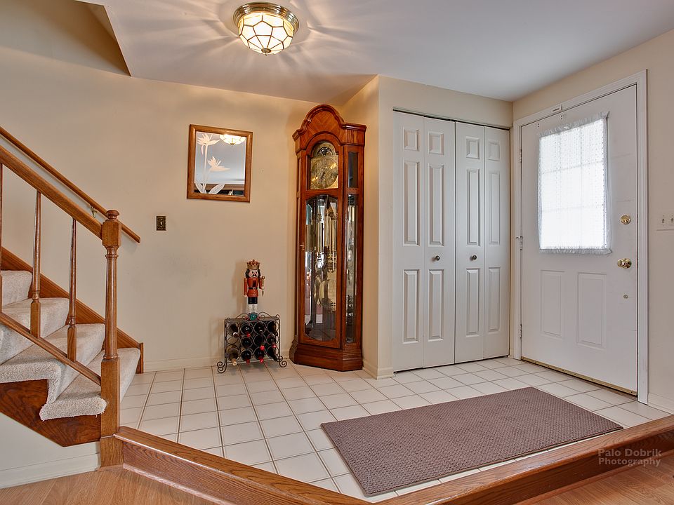 1st image of 915 Holly Cir