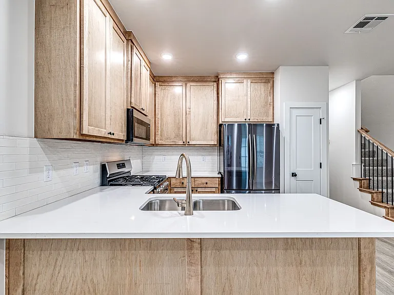 614 W 2nd St #110 — Photo 12
