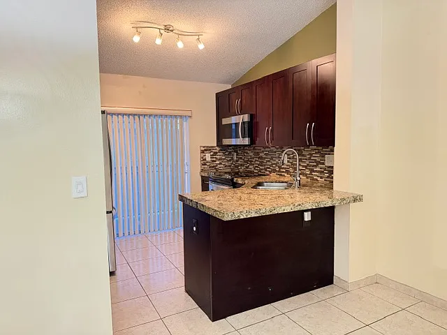 2553 W 76th St #202 — Photo 4