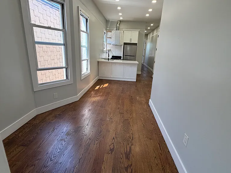 112 Duncan Ave #3A — Photo 2