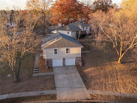 2nd image of 1600 NW Winchester Pl