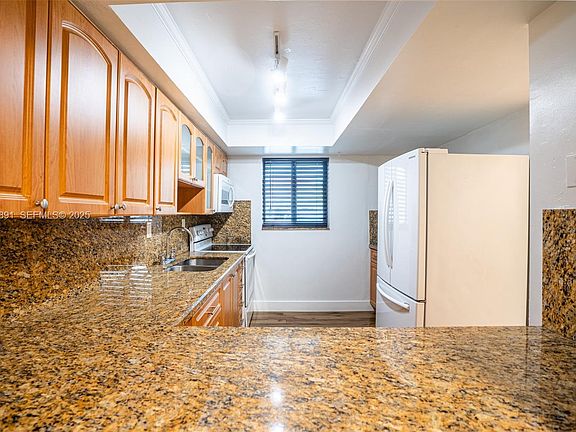 3rd image of 895 W 80th Pl