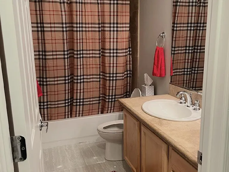 Upstairs full bathroom
