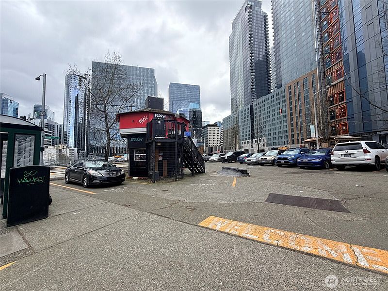 4th image of 2404 7th Avenue