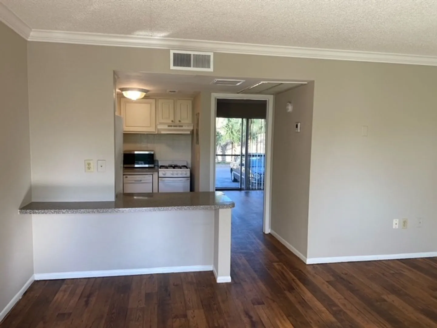 Move-In Ready Studio Affordable & Convenient! — Photo 4