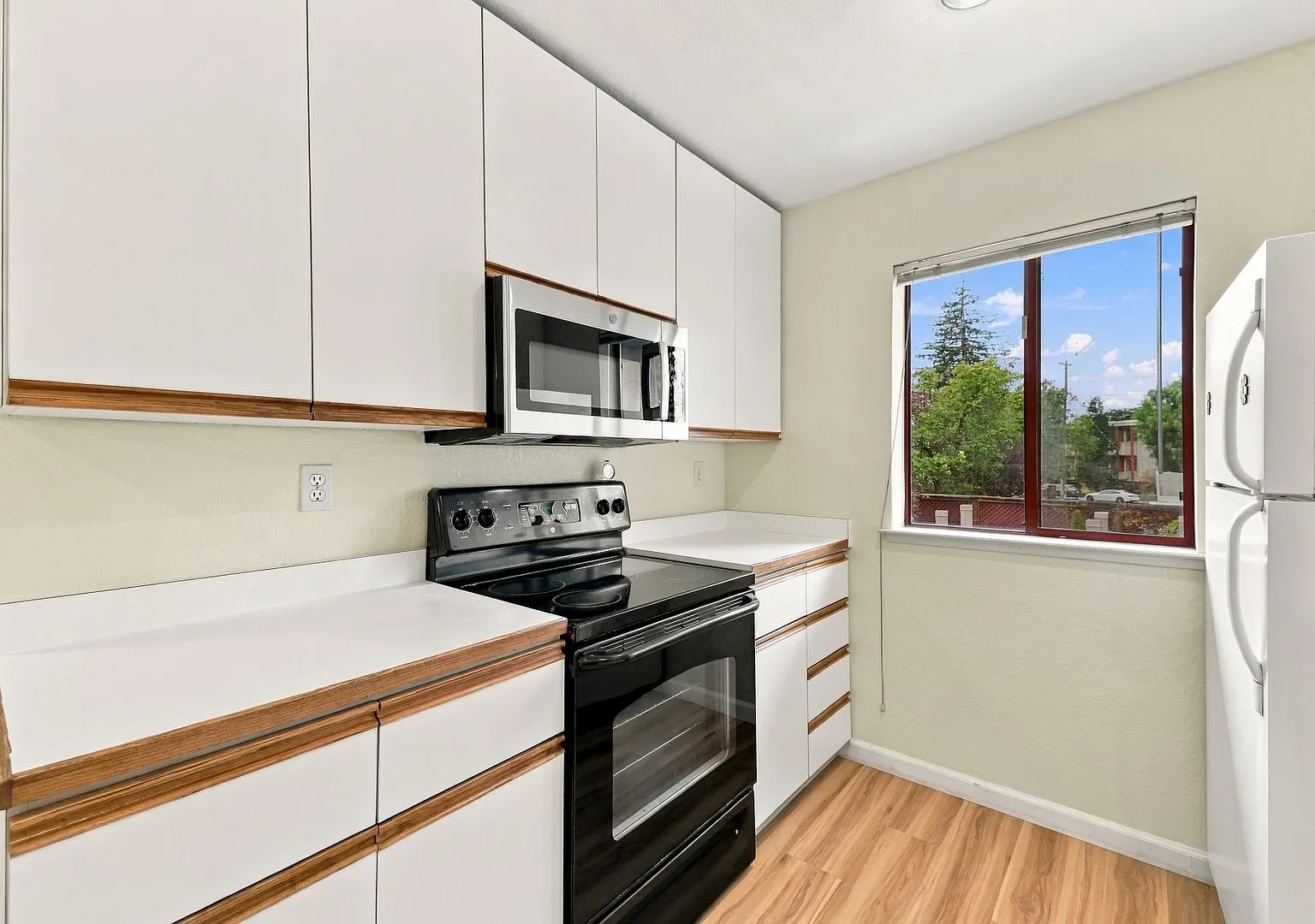 Conveniently Located 2 Bed, 2.5 Bath Townhome — Photo 4