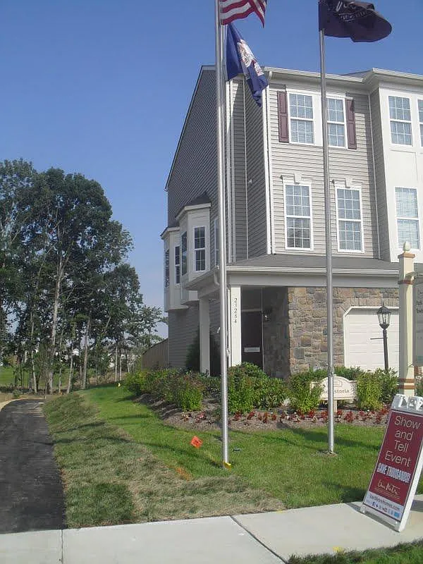 3 bed, 3.5 bath, 2722 sqft, $3,295 — Photo 2