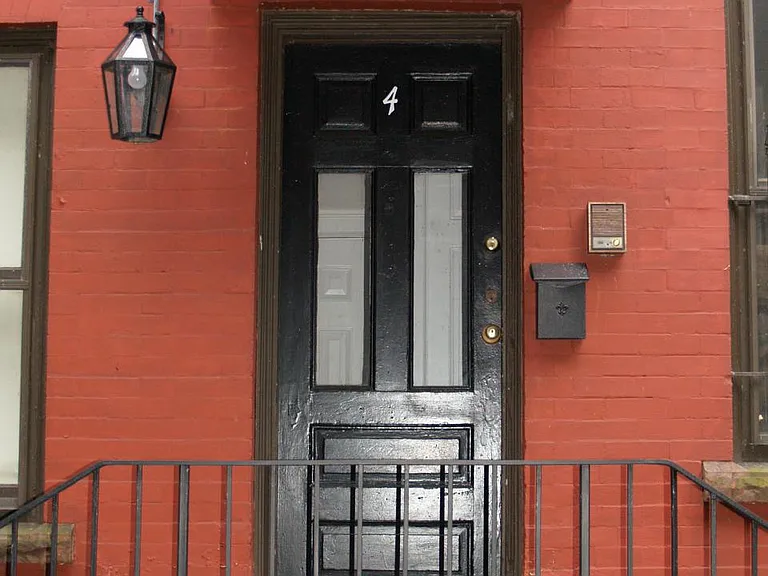 Apt 4 Entrance