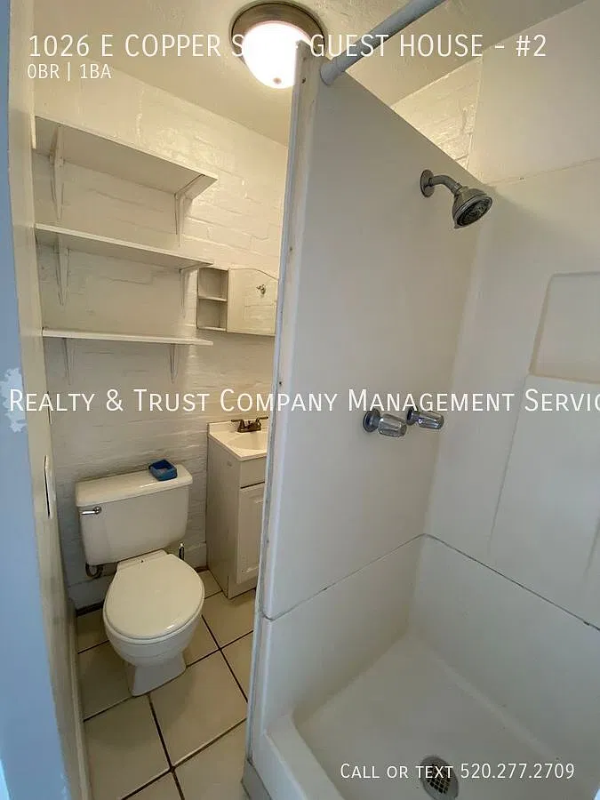 Guest House Studio - Entrance and parking off alley — Photo 4