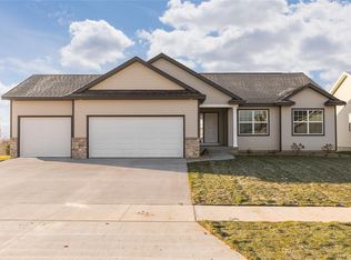 1921 Wycliffe Ct SW, Cedar Rapids, IA 52404