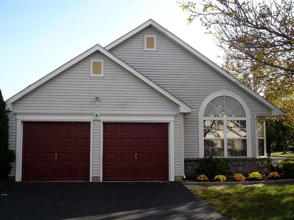 1st image of 2491 Woodbine Ln
