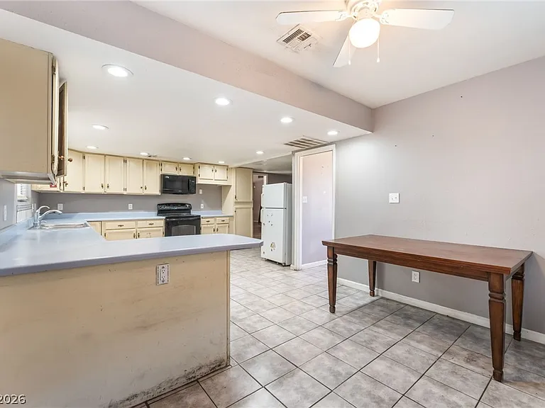 4268 Hampshire Cir — Photo 11