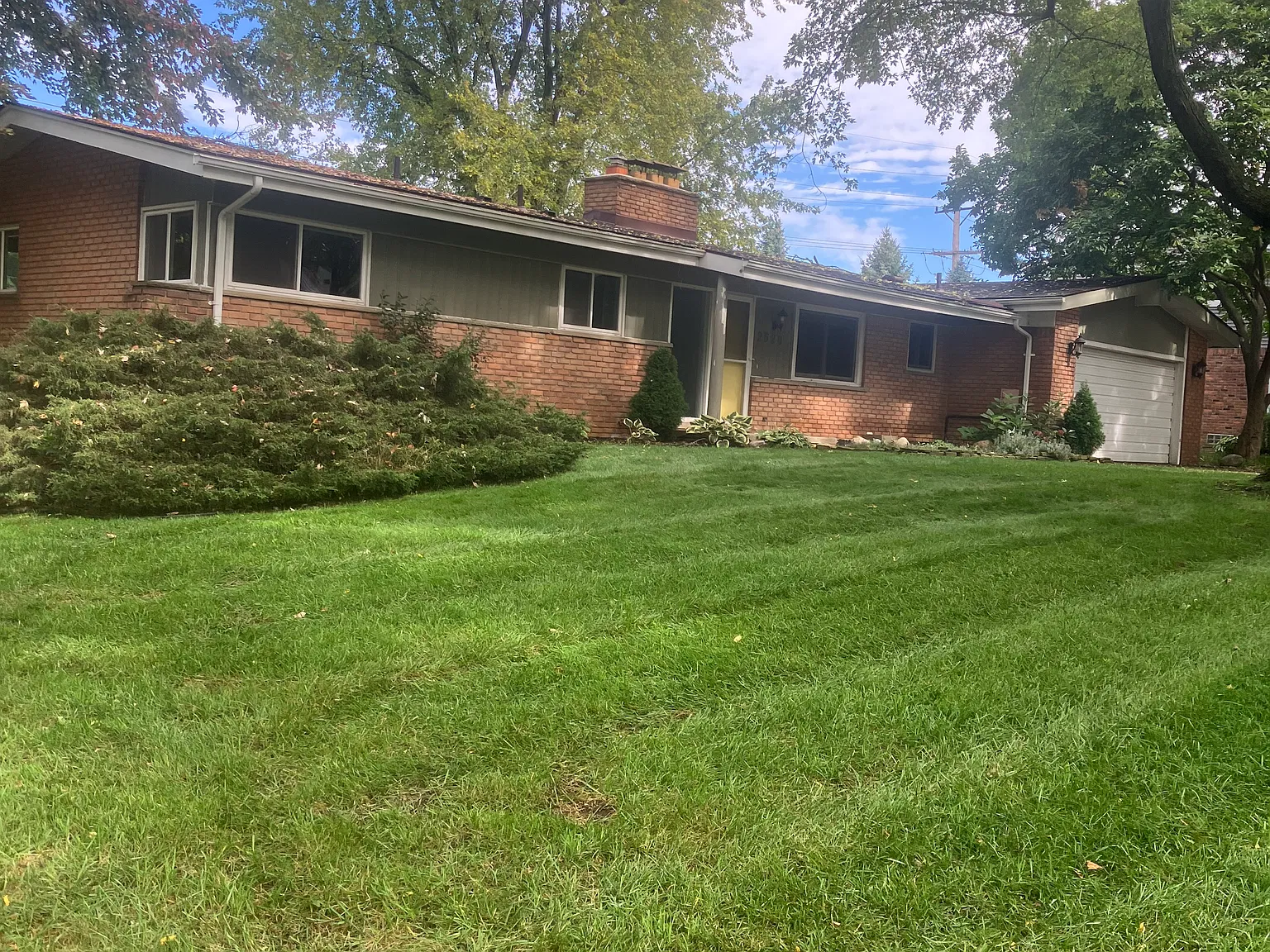 4 bed, 2500 sqft, $2,400 — Photo 2