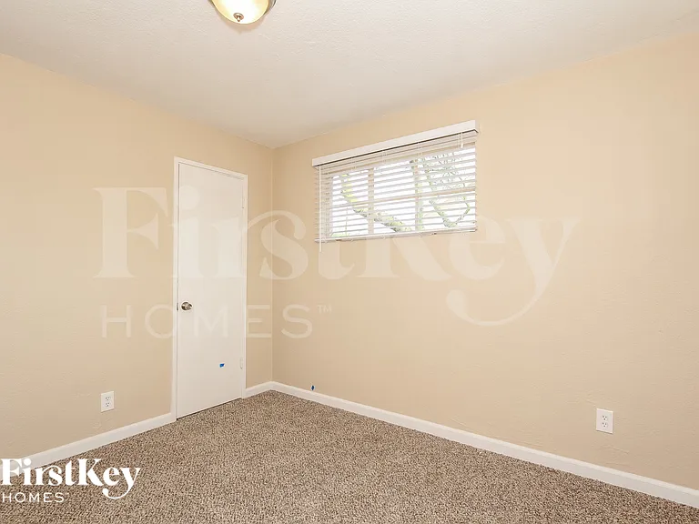 2919 W Seldon Ln — Photo 9