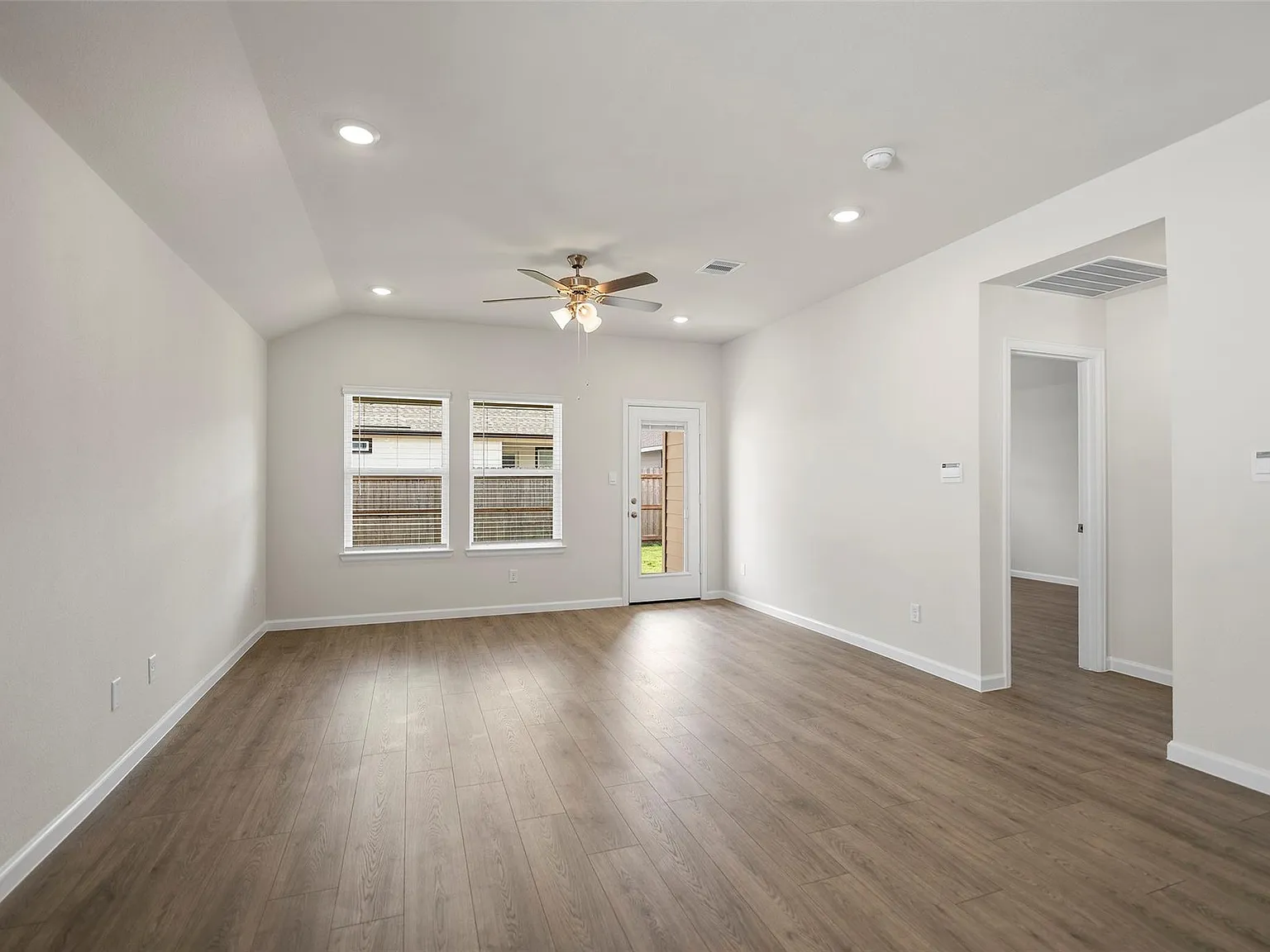 3 bed, 2.0 bath, 1489 sqft, $1,800 — Photo 4