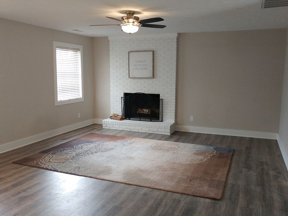 Light open liv rm w/fireplc 