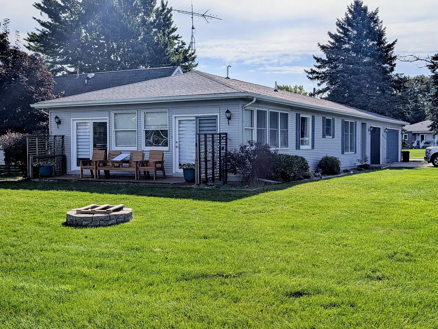 3 bed, 1.5 bath, 1456 sqft, $7,500 — Photo 2
