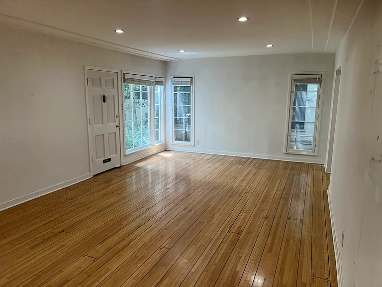263 S Spalding Dr — Photo 1