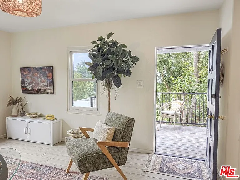 2049 Lake Shore Ave — Photo 8