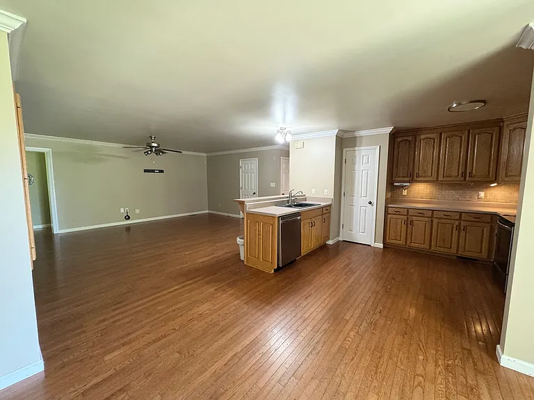 1052 Brownsboro Rd — Photo 4
