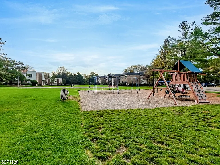 798 Eves Dr #2R — Photo 28