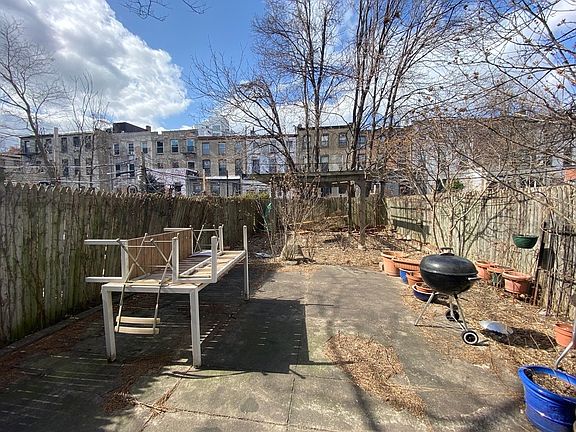 4th image of 364 Clermont Ave #1