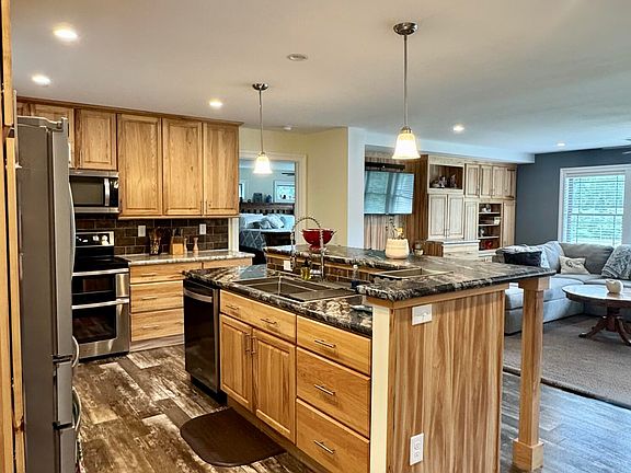 4th image of 456 Riverside Dr