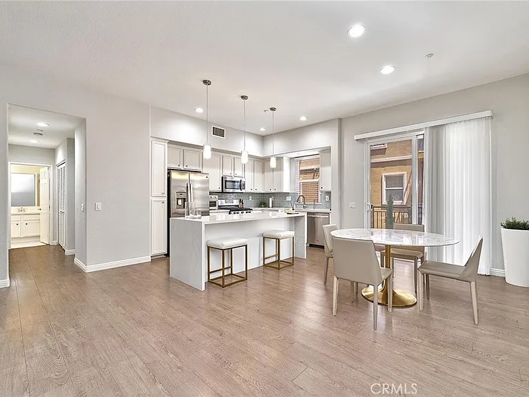 1139 Elfstrom Dr — Photo 3