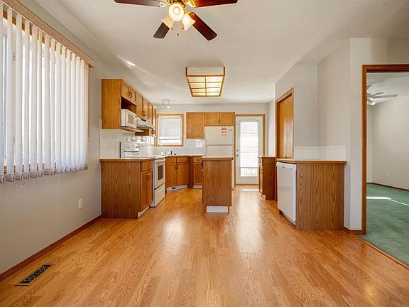 3rd image of 40 N Chilcotin Rd W