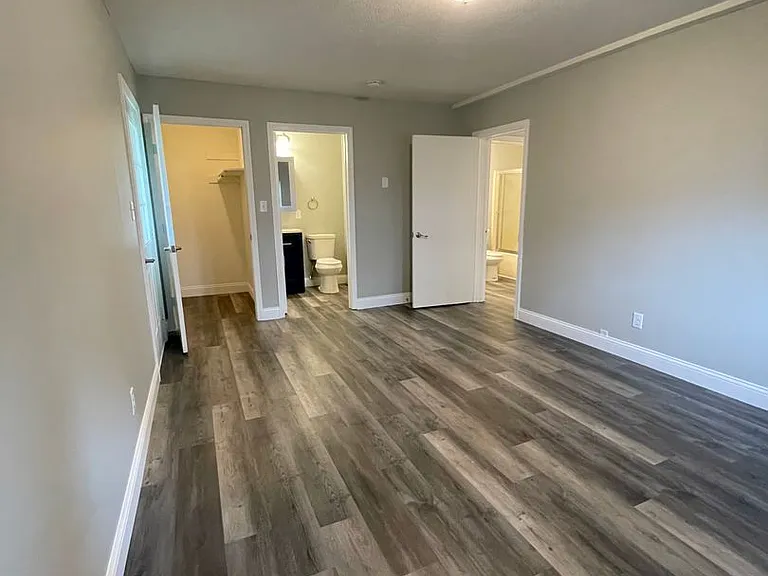 815 W. Columbia — Photo 2