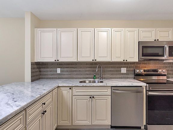 4th image of 2731 NE 14th St Causeway #1020