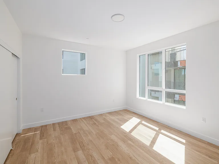 Woodlake Apartments — Photo 10