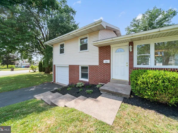 105 Briarwood Dr, Douglassville, PA 19518