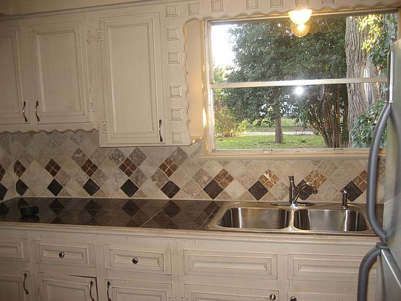 5th image of 122 W Celeste Dr