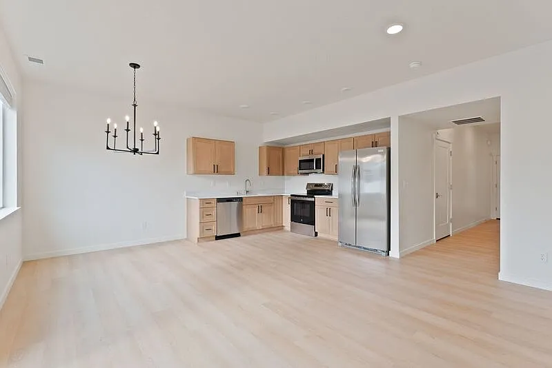 3 bed, 2.5 bath, $1,925 — Photo 4