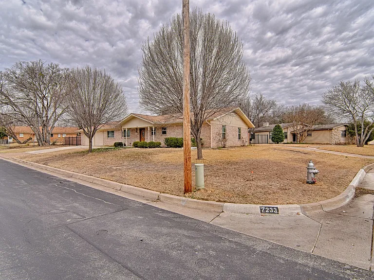 7233 Overhill Rd — Photo 3