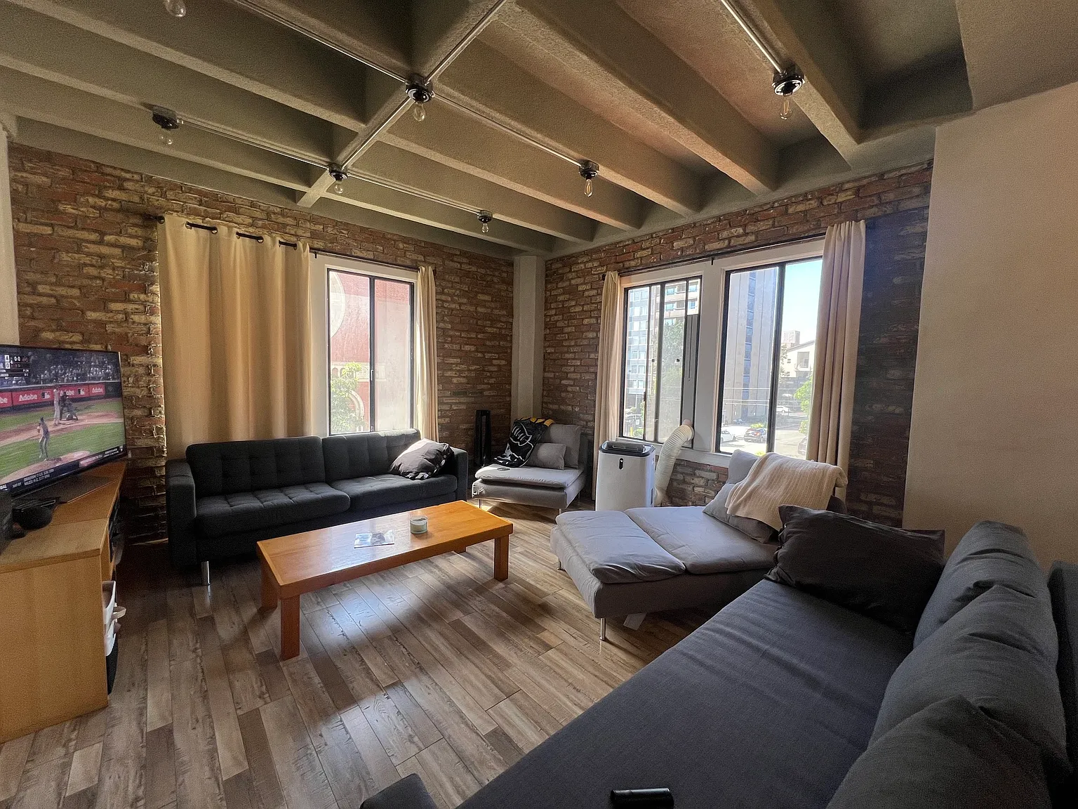 315 W 3rd St — Photo 2