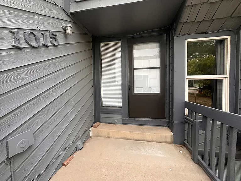 1015 Hover St — Photo 4