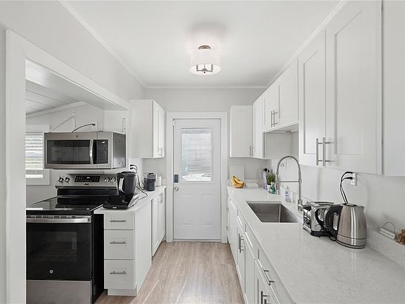 5th image of 15424 2nd St E