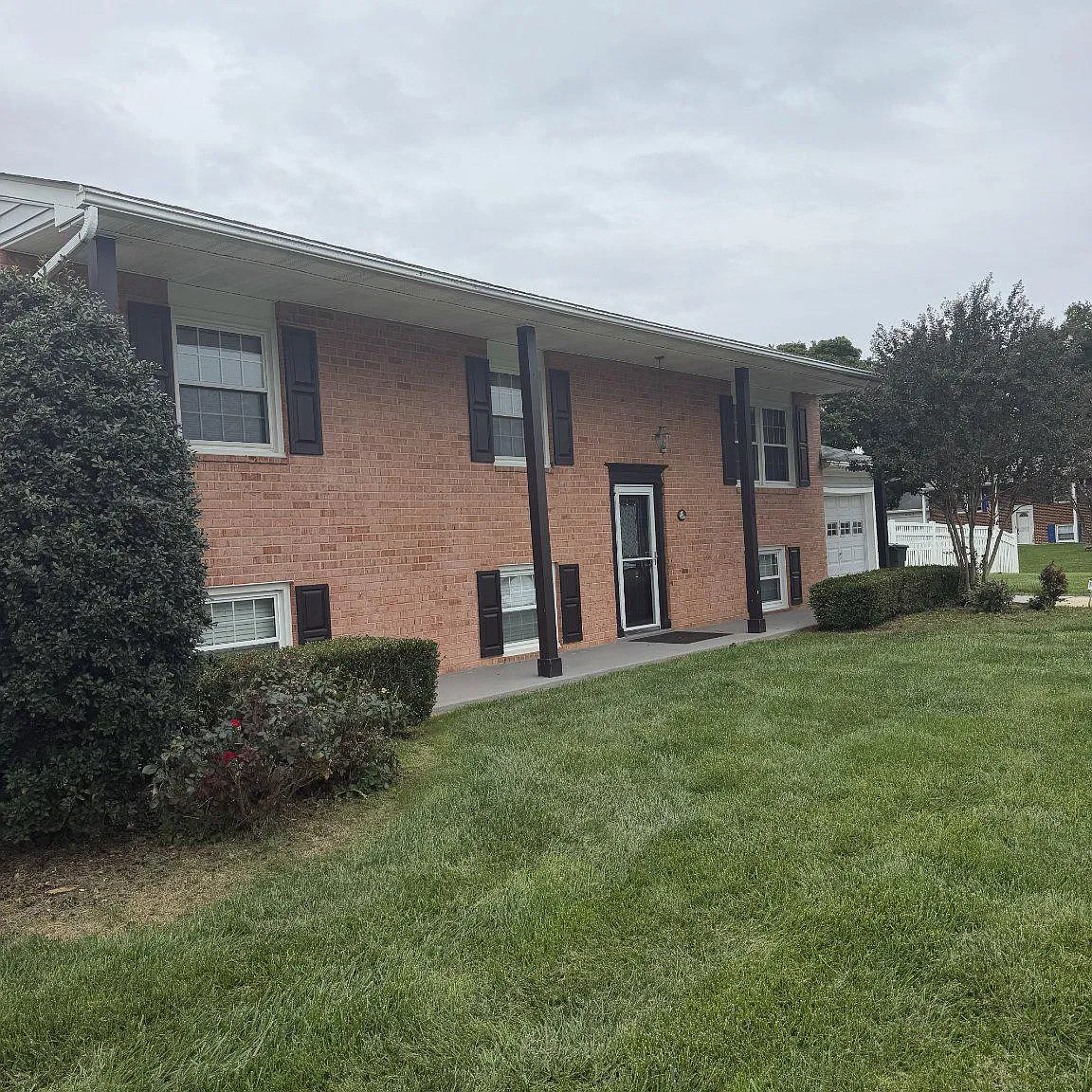 4 bed, 2.5 bath, 2180 sqft, $3,399 — Photo 3