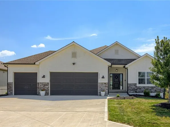22905 S Creekview Dr, Peculiar, MO 64078