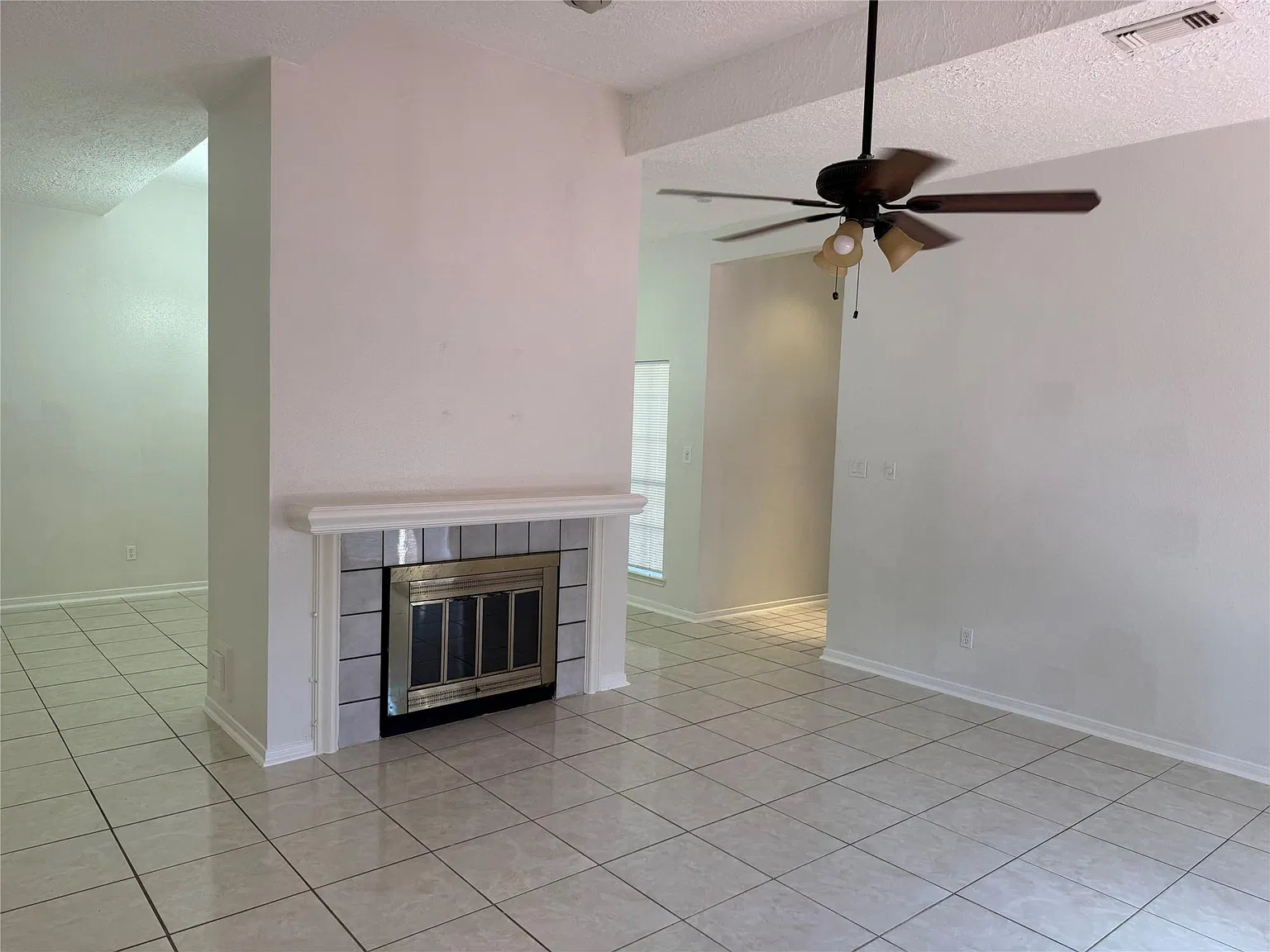 3 bed, 2.0 bath, 1743 sqft, $1,900 — Photo 2