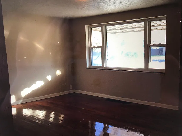 2408 E 8th St — Photo 3