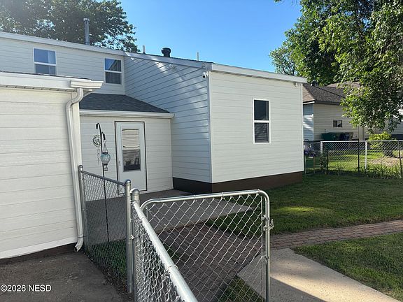 4th image of 308 7th St SE