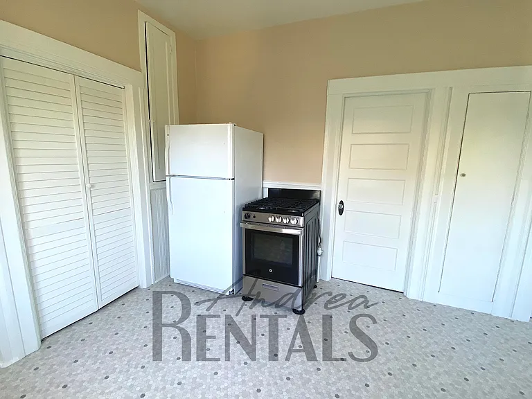 1028 Broadway — Photo 11